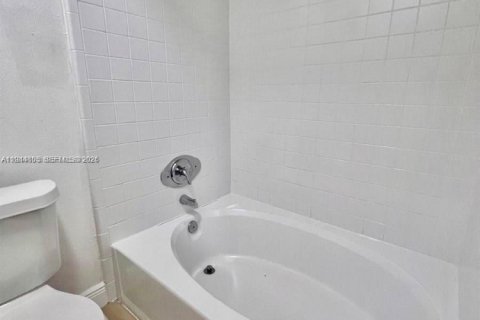 Apartamento en alquiler en Miami, Florida, 2 dormitorios, 97.83 m2 № 2060141 - foto 8