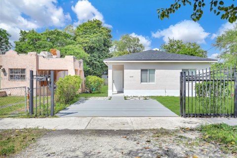 Villa ou maison à vendre à Miami, Floride: 3 chambres, 117.06 m2 № 2055617 - photo 2