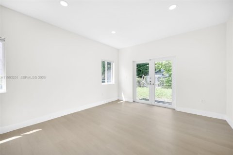 Villa ou maison à vendre à Miami, Floride: 3 chambres, 117.06 m2 № 2055617 - photo 13