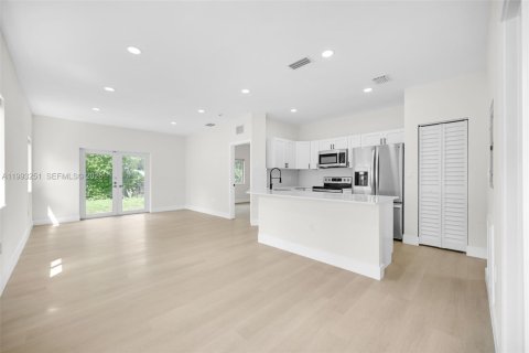 Villa ou maison à vendre à Miami, Floride: 3 chambres, 117.06 m2 № 2055617 - photo 11