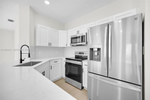 Villa ou maison à vendre à Miami, Floride: 3 chambres, 117.06 m2 № 2055617 - photo 18