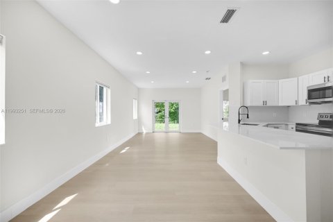 Villa ou maison à vendre à Miami, Floride: 3 chambres, 117.06 m2 № 2055617 - photo 12