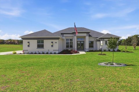 House in Inverness, Florida 4 bedrooms, 281.03 sq.m. № 2205009