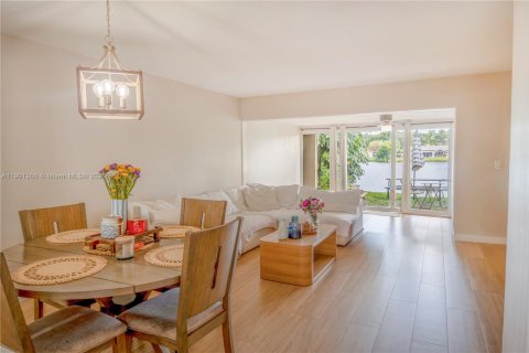 Touwnhouse à vendre à Coconut Creek, Floride: 2 chambres, 113.71 m2 № 1954008 - photo 1