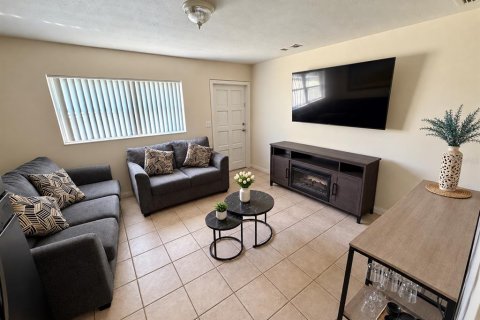 Commercial property in Gainesville, Florida 4 bedrooms, 184.32 sq.m. № 2379298 - photo 20