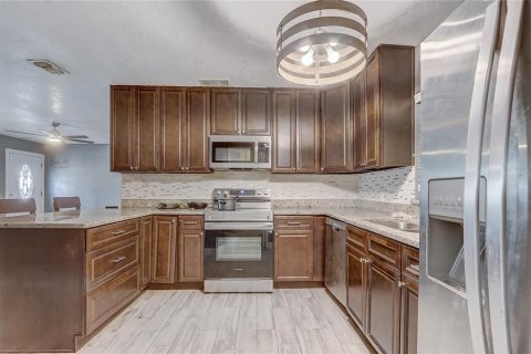 House in Apopka, Florida 4 bedrooms, 110.93 sq.m. № 1722583 - photo 9