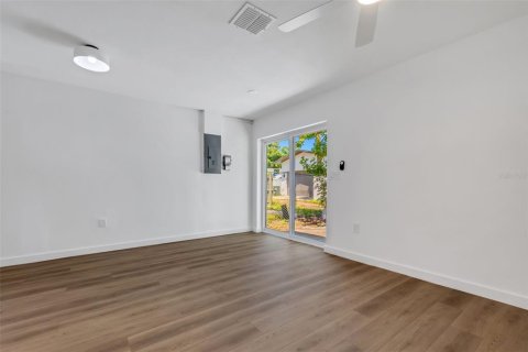House in Saint Petersburg, Florida 3 bedrooms, 115.57 sq.m. № 1725229 - photo 10