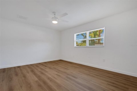 House in Saint Petersburg, Florida 3 bedrooms, 115.57 sq.m. № 1725229 - photo 11