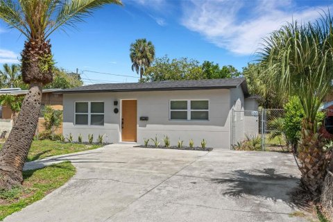 House in Saint Petersburg, Florida 3 bedrooms, 115.57 sq.m. № 1725229 - photo 1