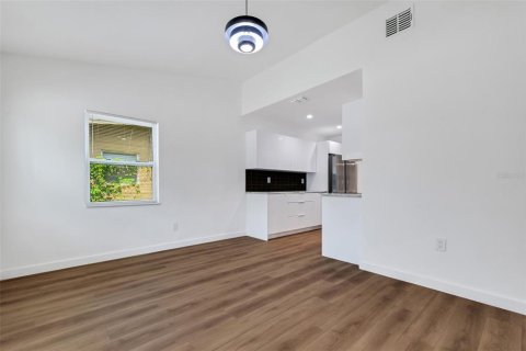 House in Saint Petersburg, Florida 3 bedrooms, 115.57 sq.m. № 1725229 - photo 8