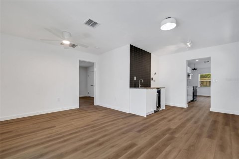 House in Saint Petersburg, Florida 3 bedrooms, 115.57 sq.m. № 1725229 - photo 7