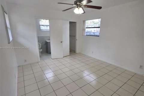 Casa en alquiler en Fort Lauderdale, Florida, 4 dormitorios, 120.77 m2 № 1978199 - foto 3