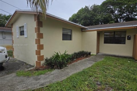 Casa en alquiler en Fort Lauderdale, Florida, 4 dormitorios, 120.77 m2 № 1978199 - foto 1