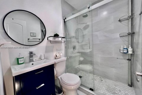 House in South Miami, Florida 3 bedrooms, 110 sq.m. № 2048068 - photo 11