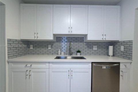 House in South Miami, Florida 3 bedrooms, 110 sq.m. № 2048068 - photo 6