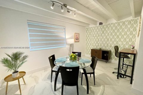 House in South Miami, Florida 3 bedrooms, 110 sq.m. № 2048068 - photo 4