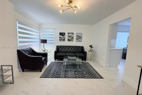 House in South Miami, Florida 3 bedrooms, 110 sq.m. № 2048068 - photo 3