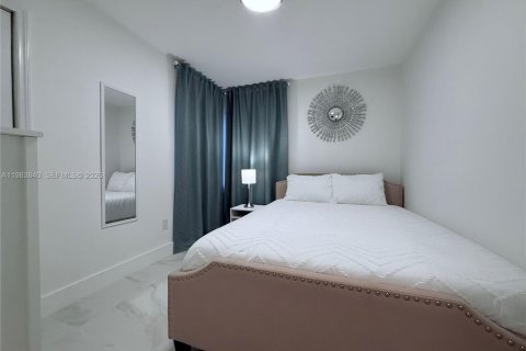 House in South Miami, Florida 3 bedrooms, 110 sq.m. № 2048068 - photo 9