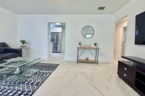 House in South Miami, Florida 3 bedrooms, 110 sq.m. № 2048068 - photo 2