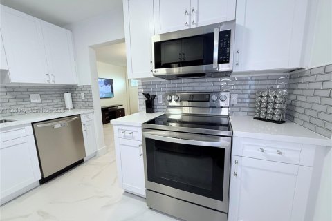 House in South Miami, Florida 3 bedrooms, 110 sq.m. № 2048068 - photo 5