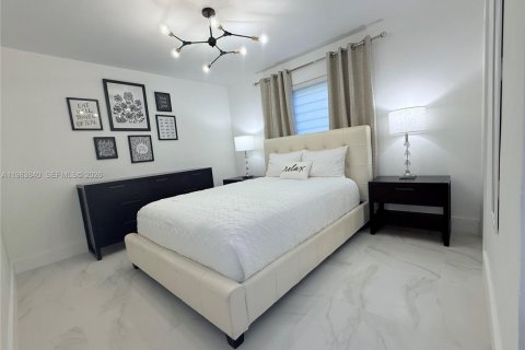 House in South Miami, Florida 3 bedrooms, 110 sq.m. № 2048068 - photo 8