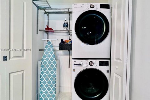 House in South Miami, Florida 3 bedrooms, 110 sq.m. № 2048068 - photo 12