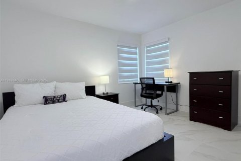 House in South Miami, Florida 3 bedrooms, 110 sq.m. № 2048068 - photo 10