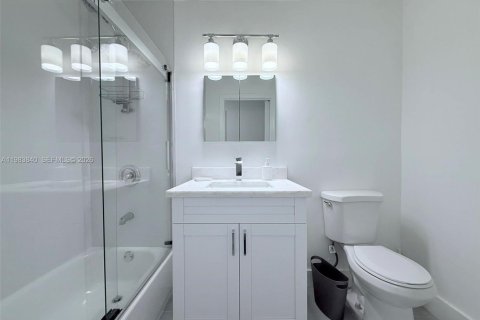 House in South Miami, Florida 3 bedrooms, 110 sq.m. № 2048068 - photo 7