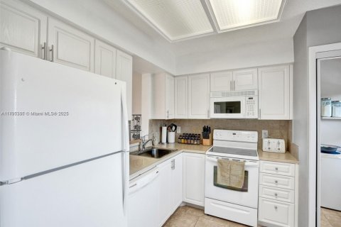 Купить кондоминиум в Маргит, Флорида 2 спальни, 102.19м2, № 2054953 - фото 7