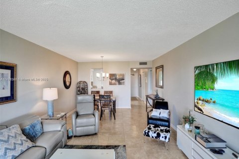 Купить кондоминиум в Маргит, Флорида 2 спальни, 102.19м2, № 2054953 - фото 17