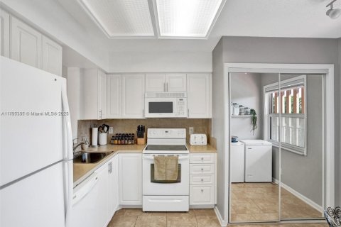 Купить кондоминиум в Маргит, Флорида 2 спальни, 102.19м2, № 2054953 - фото 6