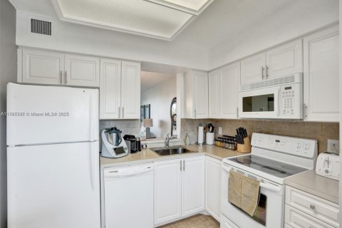 Купить кондоминиум в Маргит, Флорида 2 спальни, 102.19м2, № 2054953 - фото 3