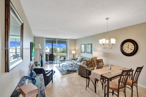 Купить кондоминиум в Маргит, Флорида 2 спальни, 102.19м2, № 2054953 - фото 12