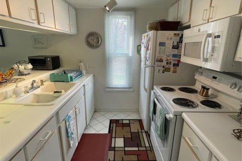 Townhouse in Saint Petersburg, Florida 2 bedrooms, 118.91 sq.m. № 1217865 - photo 13