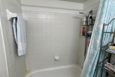 Townhouse in Saint Petersburg, Florida 2 bedrooms, 118.91 sq.m. № 1217865 - photo 18