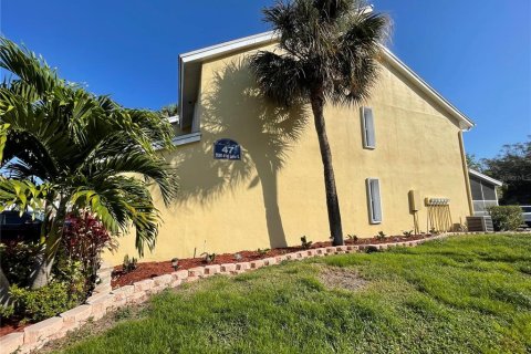 Townhouse in Saint Petersburg, Florida 2 bedrooms, 118.91 sq.m. № 1217865 - photo 1