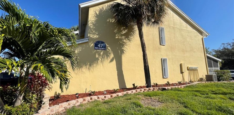 Townhouse in Saint Petersburg, Florida 2 bedrooms, 118.91 sq.m. № 1217865