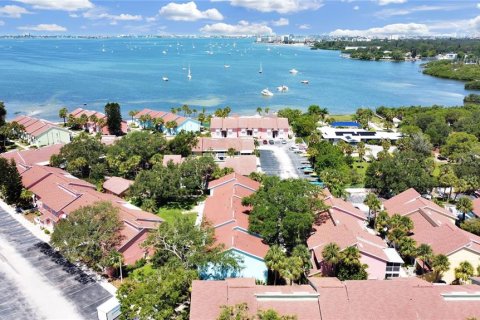 Townhouse in Saint Petersburg, Florida 2 bedrooms, 118.91 sq.m. № 1217865 - photo 25