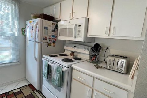 Townhouse in Saint Petersburg, Florida 2 bedrooms, 118.91 sq.m. № 1217865 - photo 12