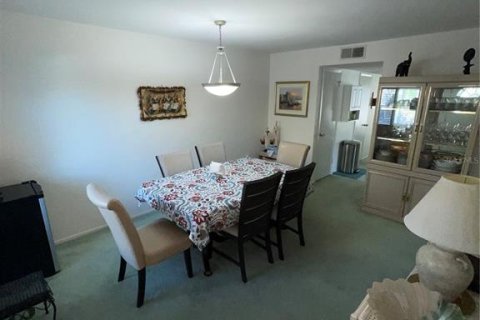 Townhouse in Saint Petersburg, Florida 2 bedrooms, 118.91 sq.m. № 1217865 - photo 3