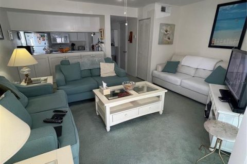 Townhouse in Saint Petersburg, Florida 2 bedrooms, 118.91 sq.m. № 1217865 - photo 15