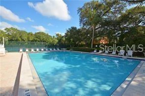 Townhouse in Saint Petersburg, Florida 2 bedrooms, 118.91 sq.m. № 1217865 - photo 28