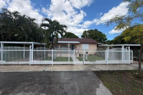 House in Miami, Florida 4 bedrooms, 162.49 sq.m. № 2435938