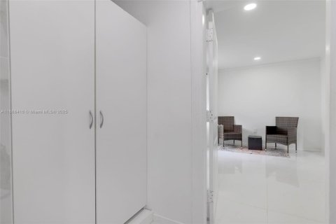 House in Fort Lauderdale, Florida 3 bedrooms, 107.02 sq.m. № 1943985 - photo 24