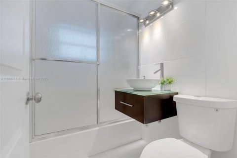 House in Fort Lauderdale, Florida 3 bedrooms, 107.02 sq.m. № 1943985 - photo 20