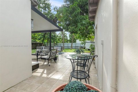 House in Fort Lauderdale, Florida 3 bedrooms, 107.02 sq.m. № 1943985 - photo 9