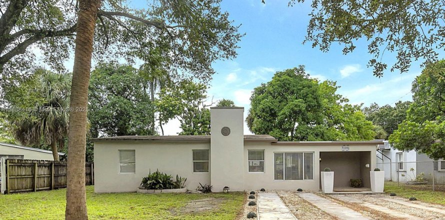 House in Fort Lauderdale, Florida 3 bedrooms, 107.02 sq.m. № 1943985