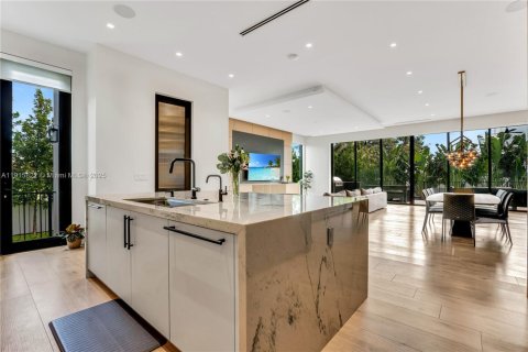 Купить виллу или дом в Серфсайд, Флорида 7 спален, 578.04м2, № 1972870 - фото 29