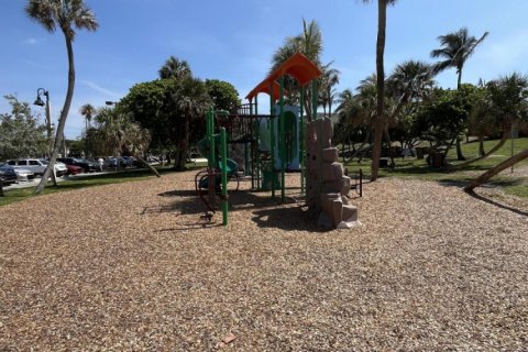 Купить кондоминиум в Лантана, Флорида 2 спальни, 95.6м2, № 1011593 - фото 1
