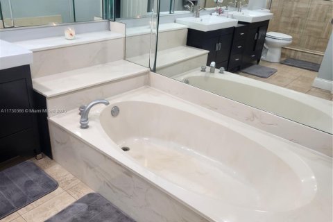 Купить кондоминиум в Лодерхилл, Флорида 2 спальни, 131.55м2, № 1958536 - фото 26